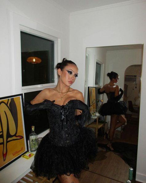 Halloween Costumes Dark Feminine, Black Ballerina Costume, The Black Swan Halloween Costume, Black Swan Ballerina Costume, Black Themed Halloween Costume, Blackswan Halloween Costume, Dark Swan Costume, Halloween Costume With Black Corset, Halloween Costume Black Corset