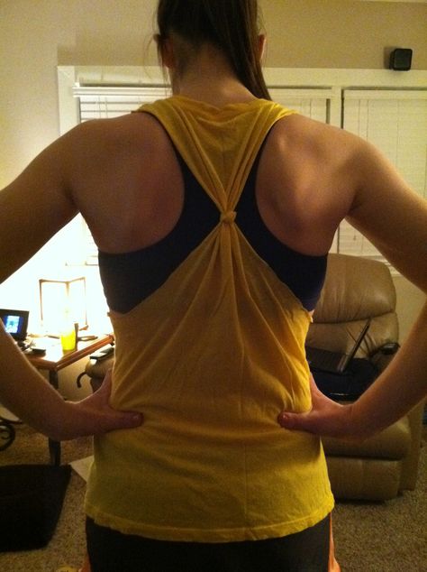 DIY workout shirt from an old tee. This one looks a ton easier than the other ones I've seen! Diy Workout Tank, Diy Workout Shirt, Diy Workout, Diy Tank, Diy T Shirt, Tshirt Crafts, Couch Cover, Old T Shirts, On My Own