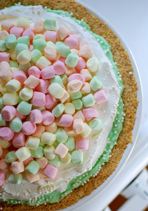 Marshmallow mermaid pie (National Pie Day: January 23 & March 14). Mermaid Marshmallow Pie, Unicorn Pie, Rainbow Pie, Pie Eating Contest, Sweet Vibes, Yummy Pie Recipes, Kinds Of Pie, Pie Day, 23 March