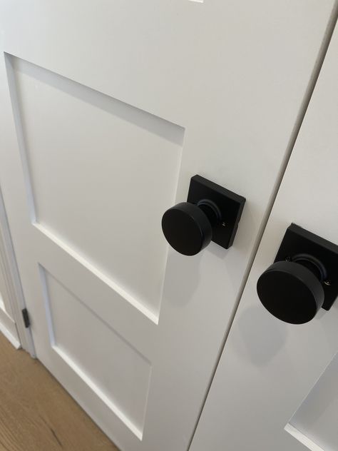 Black Door Knobs On White Doors Kitchen, Modern Farmhouse Interior Door Hardware, Black Closet Door Handles, Modern Black Door Handles, Black Doorknobs In House, Modern Door Knob, Closet Door Handles Ideas, Black Door Knobs On White Doors, White Doors Black Hardware