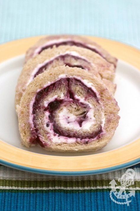 Cream Cheese & Jam Sandwich Swirls Cream Cheese And Jelly Sandwich, Cream Cheese And Jelly, Cream Cheese And Jam, Kid Sandwiches, Sandwich Cream, Jam Bars, Cream Cheese Sandwiches, Pinwheel Sandwiches, Jam Sandwich