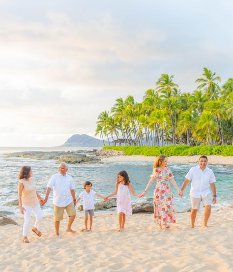 Family Elopement, Couple Elopement, Extended Family Photos, Aulani Resort, Four Seasons Resort, Aulani Disney Resort, Family Couple, Disney Aulani, Extended Family