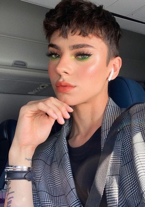 Queer Fashion Feminine, Boys Wearing Makeup, Men Wearing Makeup, Bird Makeup, Ryan Potter, Nice Boys, Feminine Hairstyles, On An Airplane, Genderless Fashion