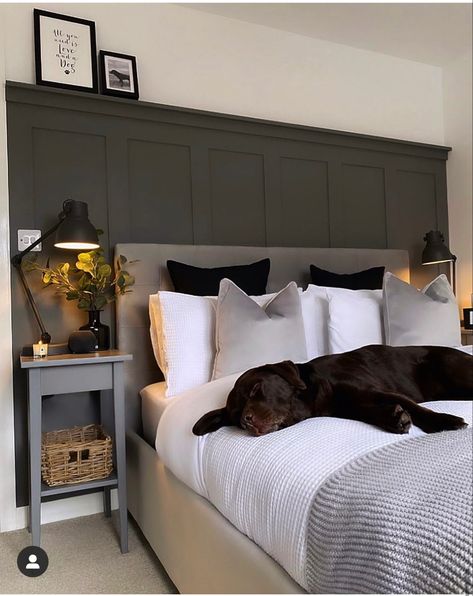 Grey Bedroom Panneling Ideas, Bedroom Dark Panelling, Dark Grey Panelled Bedroom, Dark Panel Bedroom, Tall Panelling Bedroom, Small Panelled Bedroom, Dark Panelled Bedroom, Dark Bedroom Panelling, Panneling Rooms Bedroom Wood