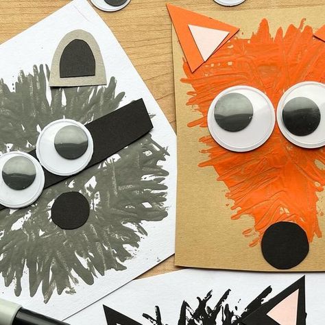 Sophia Gutierrez on Instagram: "Fork painting! 🦊🐈‍⬛🦝 really fun way for littles to paint! Save and try! 🖤for the cat, dip fork in black paint and press on white card stock paper forming a circle shape ✂️you'll need a white oval shape for the mouth, a cute tiny pink heart nose shape, two black triangles and two smaller pink triangles for the ears 🩶for the raccoon, dip the fork in dark gray paint and press over and over on white carstock paper to create a round raccoon face shape ✂️cut a blac Raccoon Preschool Craft, Woodland Animal Art Projects For Kids, Forest Animal Art For Toddlers, Racoon Crafts For Toddlers, Fox Crafts For Toddlers, Fox Craft Preschool, Fox Crafts For Kids, Forest Animals Preschool, Dark Gray Paint