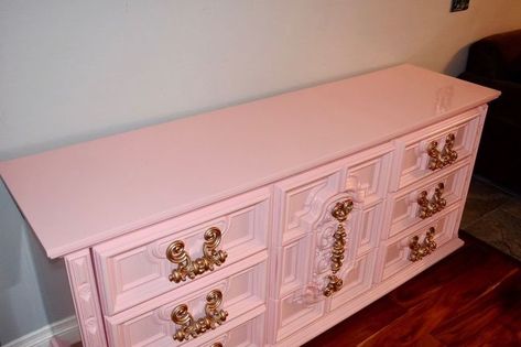 Even if you don't love pink, you've got to love this! I decided to do this updating a crappy 1970's ornate dresser in a 'ballet pink'. 70s Dresser, Pink Painted Dresser, Cedar Headboard, Ornate Dresser, Chalk Paint Chairs, Dresser Ideas, Kitchen Storage Space, Refinishing Furniture Diy, Bedroom Colour Palette