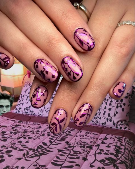 "You like purple right?" "Purple’s cool" 💜 Bella’s duvet for Hannah but make it ✨chrome✨. With all this wet weather I’ve been watching Twilight again 😅 and I thought her duvet cover would make for some cool art that you might recognise if you’re into the movies 🫣. 💅🏼Brush on Infill 🎨Intermediate Nail Art ⏱️3hrs because we had lots to yap about 😅 • • • #twilight #twilightnails #twilightnailart #bellasbedroom #bellaswan #chrome #chromenails #hawkesbay #havelocknorth #hawkesbaynails #hawkesbayna... Twilight Inspired Nails, Twilight Nails Aesthetic, Cutecore Nails, Twilight Nails, Watching Twilight, Movie Nails, Twilight Core, Concert Ideas, Finger Paint