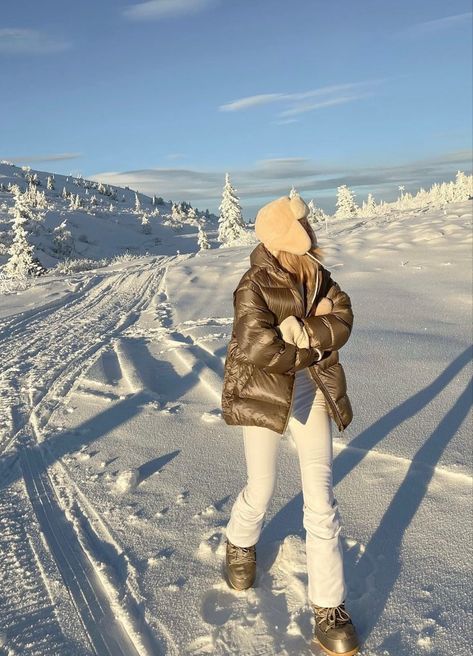 Mountain Girl Aesthetic, Moon Boots Outfit, Euro Winter, Ski Outfit For Women, Chalet Girl, Snow Fits, Ski Trip Outfit, Apres Ski Outfits, Ski Aesthetic