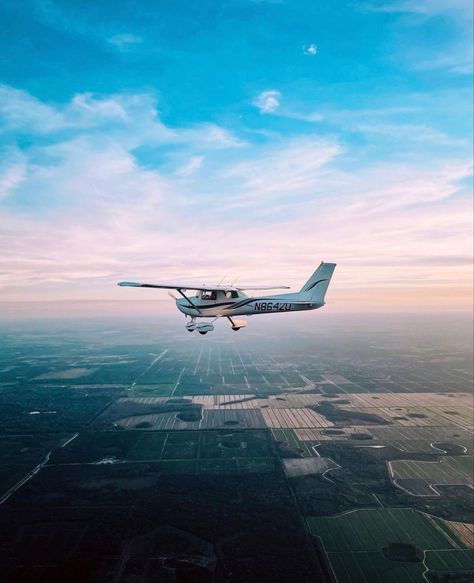 Cessna 172 Skyhawk, Cessna Aircraft, Small Airplanes, Cessna 172, Plane And Pilot, Airplane Wallpaper, Airplane Flying, Aircraft Photos, Vintage Aviation