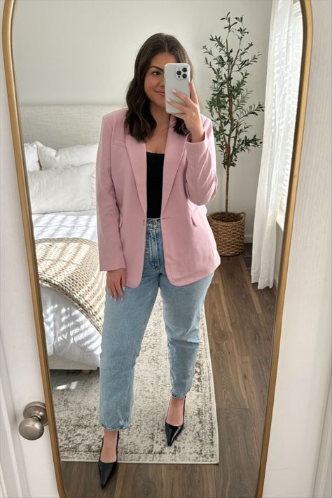 Classic Suiting Blazer curated on LTK Pink Blazer Outfit Work, Fitted Blazer Outfit, Light Pink Blazer Outfit, Pink Blazer Outfit, Blazer Rosa, Light Pink Blazers, Simple Classic Style, Mom Jeans Outfit, Corporate Attire