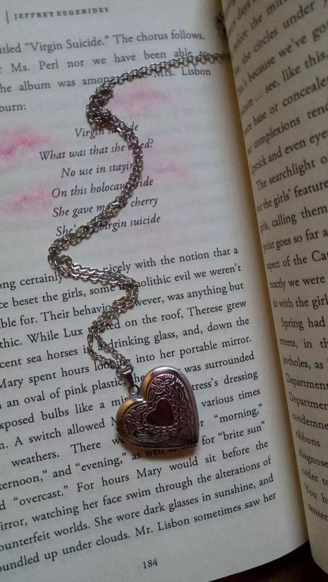 Niya Core, Books And Pens Photography, Old Best Friends, Heart Socks, Best Friend Necklaces, Heart Shaped Sunglasses, Friend Necklaces, Shadow Hunters, Jewelry Lookbook