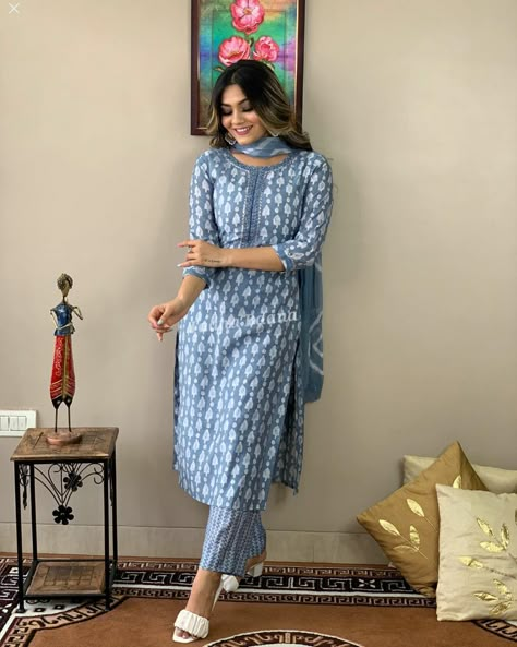 Chiffon Kurti, Style Outfits Summer, Simple Indian Suits, Cotton Suit Designs, Summer Vibes Aesthetic, Stylish Kurtis Design, Straight Kurti, Printed Suit, Churidar Designs