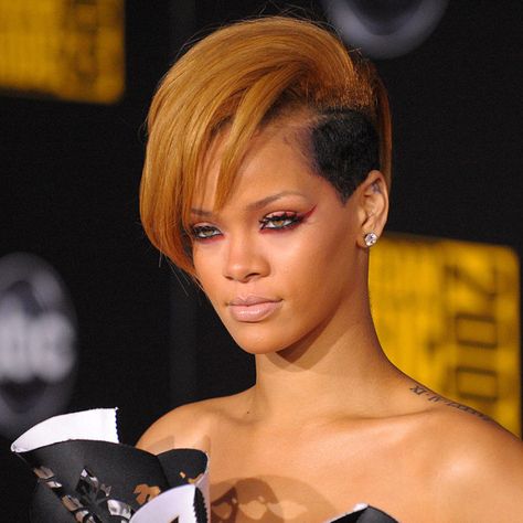 25 Red Carpet Looks That Prove Rihanna Has Been Iconic Since 2005 Rihanna Hairstyles Short, Rihanna Short Haircut, Rhianna Style, Rihanna Short Hair, Short Hair Styles African American, Grey Hair Looks, Style Short Hair, Short Natural Haircuts, Rihanna Hairstyles