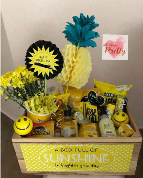 ultimate box of yellow things for a sunshine gift, i'd love to recieve something like this #sunshinebox #happiness Yellow Hamper Gift Ideas, Yellow Birthday Gift Ideas, Rainbow Gift Box Ideas, Yellow Birthday Box Ideas, Yellow Things Gifts, Yellow Themed Gift Basket, Yellow Gift Basket Ideas, Sunshine Box Ideas, Yellow Gifts Basket