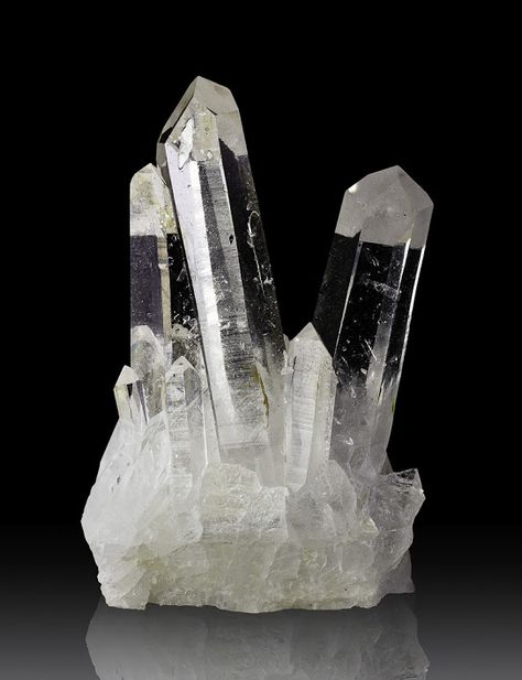 Crystals Darkmore Penitentiary, Quarts Crystal, Cool Rocks, Rocks Crystals, Gems And Crystals, Gems Crystals, Mineral Stone, Minerals And Gemstones, Rocks And Gems