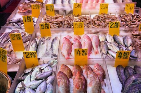 Seafood on display at a fish market in New York City. Fish Display, Fish Monger, Chowder Recipes Seafood, Healthy Cleanse, Best Baking, Market Stands, Gumbo Recipe, Florida Restaurants, Seafood Market