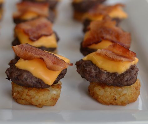 mini-bacon-cheeseburger-bites-2 Orida makes crispy crowns Bacon Cheeseburger Bites, Cheeseburger Bites, Mini Cheeseburger, Super Bowl Snacks, Burger Bites, Cheeseburger Recipe, Bowl Party Food, Party Things, Mini Burgers