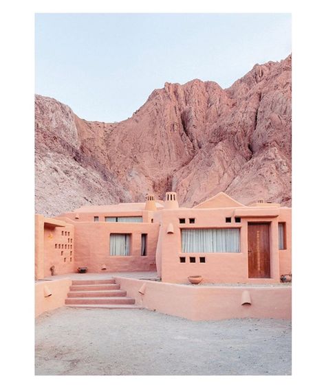 ✨ 𝕍 𝔸 𝕃 𝔼 ℕ 𝕋 𝕀 ℕ 𝔸 (@canihavemyspace) • Foto e video di Instagram Adobe Home, Mud House, Adobe House, Colorful Mountains, Desert Homes, Green Girl, In The Desert, Spanish Style, Style House