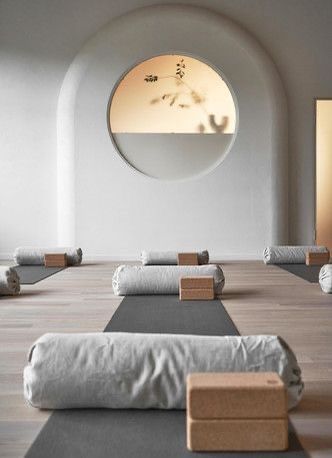 Office Meditation Room, Sala Yoga, Pilates Room, Dance Studio Design, Yoga Place, Hot Yoga Studio, Interior Room Decoration, House Renovation Projects, Meditation Studio