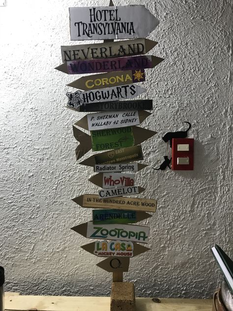 Disney World Sign, Book Themed Birthday Party, Zimmer Diy, Disney Dress Up, Cute Friendship Bracelets, Cool Tree Houses, Directional Signs, Wood Pallet Projects, Yard Art