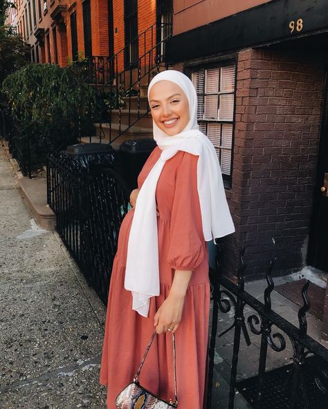 we are back in belgium so best believe i don’t look like that at the moment. 🙃 I’m sick, jet lagged and all the other things you probably… Arabic Outfit, Modest Outfits Muslim, Casual Maternity Outfits, Outfits Muslim, Hijab Trends, Muslim Fashion Hijab Outfits, Muslimah Dress, Hijab Style Casual, Stylish Maternity Outfits