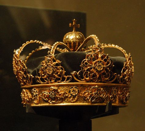 Royal Funerary Crown, Sweden (17th c.; gold, enamel, velvet). Kai Aesthetic, Royalty Crown, Invisible Crown, Royal Crown Jewels, Crown Aesthetic, Royal Crowns, Royal Tiaras, Historical Jewellery, Kings Crown