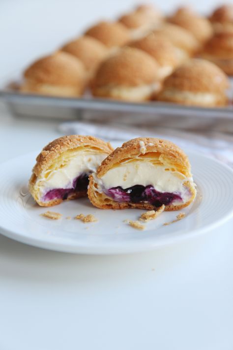 Puff Dessert, Choux Cream, Choux Buns, Asian Side Dishes, Corn Puffs, Cream Corn, Cream Puff Recipe, Emile Zola, Blueberry Compote