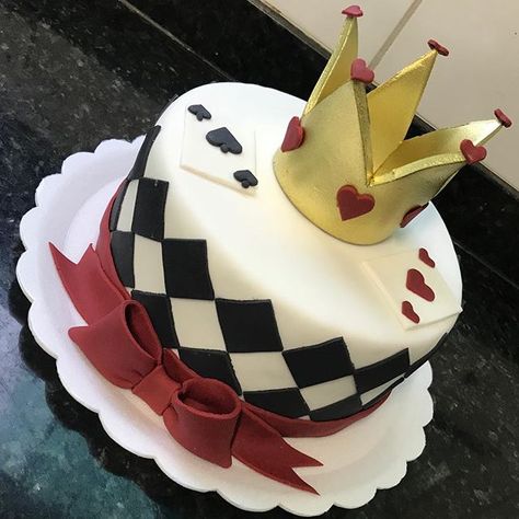 Red Queen Birthday Party, Queen Of Hearts Desserts, King Of Hearts Birthday Theme, Alice In Wonderland Birthday Theme, Queen Of Hearts Cake, Alice In Wonderland Birthday Cake, Alice In Wonderland Cake, Riddle Rosehearts, Alice In Wonderland Tea Party Birthday