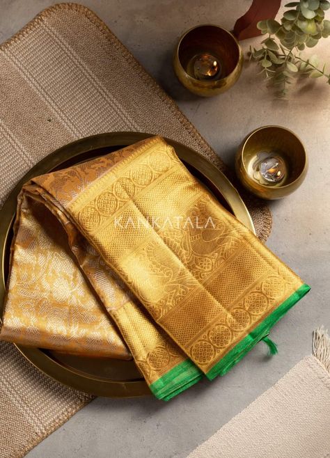 Saree Flat Lay Shoot, Saree Product Photography Ideas, Saree Flatlay Photography, Saree Product Shoot Ideas, Saree Photography Ideas, Saree Product Photography, Saree Product Shoot, Saree Photoshoot Ideas, Saree Display