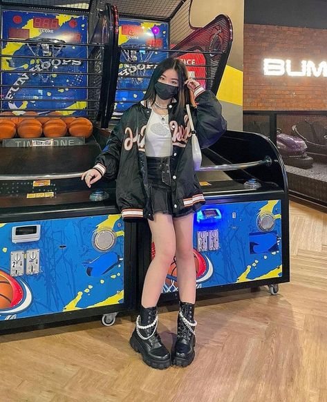 Cute Arcade Outfits, Arcade Outfit, Anime Skirts, Swedish Girls, Outfits Modest, Aesthetic Grunge Outfit, Outfits Classy, Black Jeans Outfit, Edit Music