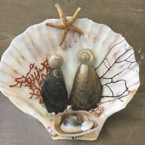 Manger Scene Ornament, Handmade Nativity, Nativity Manger, Sea Things, Seashell Christmas Ornaments, Oyster Shell Crafts, Seashell Projects, Art Coquillage, Coastal Christmas Decor