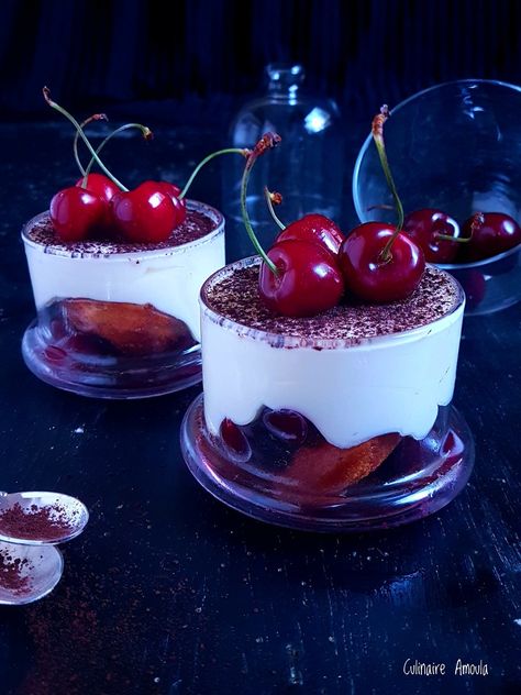 Assalamo Alaykoum, Bonjour à tous, Pour les fans de cerises dégustez ce tiramisu aux cerises onctueux, savoureux et tellement frais. Vous ne pourrez qu'adorer!! Ingrédients: - 6 madeleines la crème au mascarpone: - 200 g de mascarpone - 200 g de crème... Fruit Desserts, Yogurt, Cherry, Dessert, Fruit, Cream, Ethnic Recipes, Cake, Moka