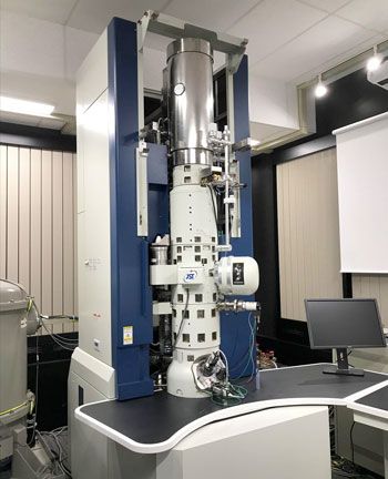 New electron microscope allows for samples to be free of magnetic fields, and therefore keeps said samples from potential distortion or destruction Electron Microscope Images, Cell Theory, Microscope Parts, Scanning Electron Microscope, Atomic Structure, Common Knowledge, Structural Analysis, Electron Microscope, Microscopes