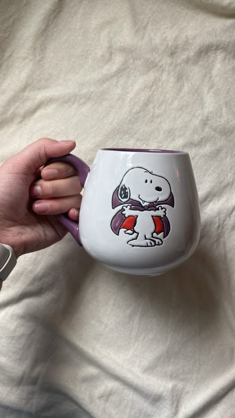 cute peanuts mug coffee mug halloween decor aesthetic fall autumn cute Cute Fall Mugs, Halloween Mug Painting Ideas, Fall Mug Painting Ideas, Air Dry Crafts, Spooky Mugs, Halloween Decor Aesthetic, Pottery Tea Cups, Argumentative Antithetical Dream Girl, White Feed