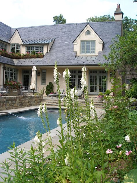 Small French House Exterior, French Country Pool, French Cottage Exterior, French Cottage Interior, Country Kitchen Colors, French Cottage Living Room, Country Pool, French Country Exterior, French Country Garden