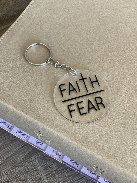 Christian Keychain, Clear Acrylic Keychain, Keychain Designs, Cricut Projects Easy, Christian Accessories, Keychain Ideas, Faith Christian, Acrylic Keychains, Keychain Design