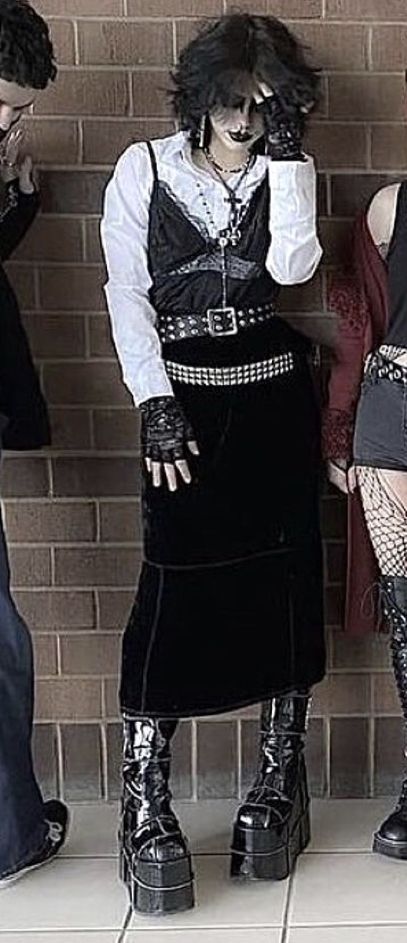 Punk Cold Weather Outfits, Cold Punk Outfits, Goth Outfits Female, Alt Outfits Winter, Post Punk Outfit, Winter Punk Outfits, Punk Winter Outfits, Warm Goth Outfit, Alt Outfit Winter