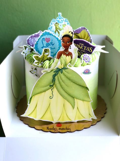 Princess tiana themed cake Sapo Aesthetic, Princess Tiana Birthday Party, Tiana Birthday Party, Bday Dress, Princesa Tiana, Fondant Animals, Costume Inspo, Princess And The Frog, Princess Tiana