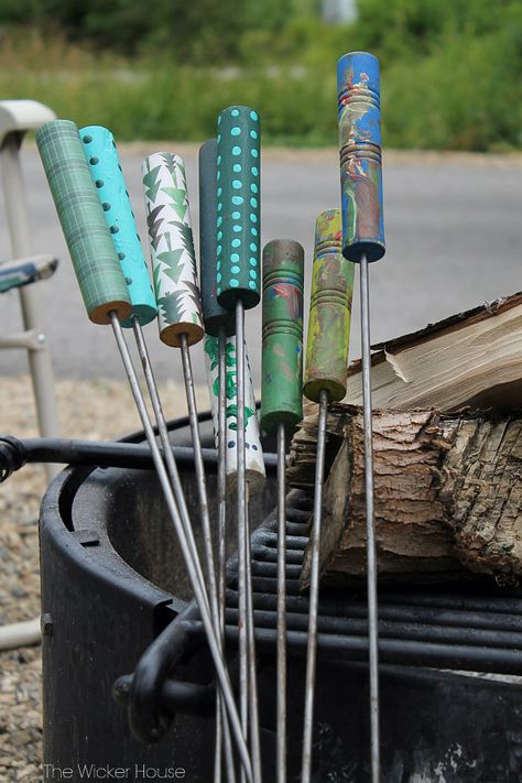 Decorative Roasting Sticks! These are so adorable. I want to make some for our backyard campfires! #smores #roastingsticks #modpodge Diy Marshmallow Sticks, Diy Roasting Sticks, Diy Dog Tent, Bonfire Reception, Smore Sticks, Campground Crafts, Diy Safe, Campfire Accessories, Smores Sticks