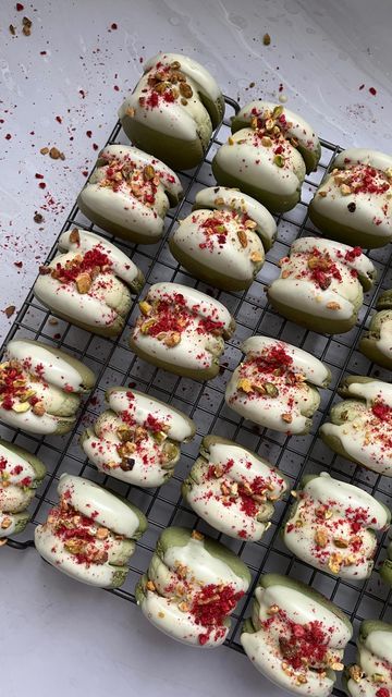 Gourmet Macarons by Irene | St.Louis on Instagram: "Pistachio-Raspberry 💕 #baking #homebaking #macarons #макарон #макаронс #макаруны #macaroons" Pistachio Raspberry Macaron, Raspberry Pistachio Macarons, Gourmet Macarons, Macaron Recipe Flavors, Cookie Presentation, Raspberry Baking, Macaron Designs, Easy Macaroons, Easy Macaroons Recipe