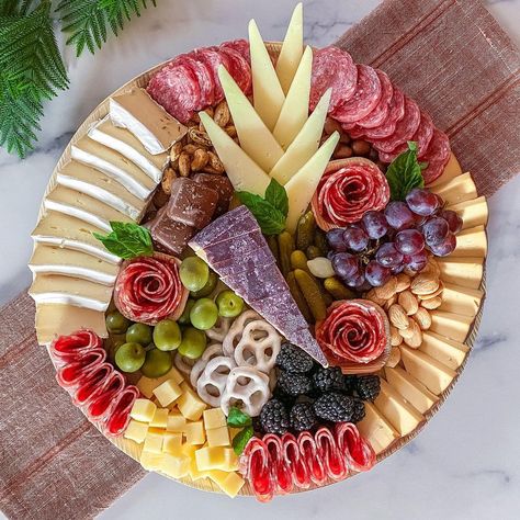 BoardsbyMo, LLC on Instagram: “All eyes on me in the center of the ring just like a circus. - @britneyspears but also this charcuterie board.” Round Tray Charcuterie Board, Charcuterie Board Theme Party, Charcuterie Round Board, Round Charcuterie Board Ideas, Circular Charcuterie Board, Charcuterie Board Tree, Charcuterie Board To Go, Charcuterie Board Table, Charcuterie Board Round