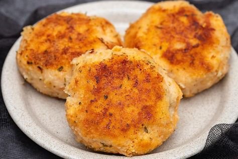 Best Halibut Recipes, Chicken Cakes, Chicken Croquettes Recipe, Chicken Gravy Recipe, Amish Chicken, 30seconds Food, Chicken Croquettes, Croquettes Recipe, Can Chicken Recipes