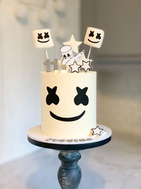 Marshmallow Cake Design, Marshmallow Fortnite Cake, Birthday Cake 11 Boy, Birthday Cake For 8 Year Boy, Fortnite Marshmello Cake, Fortnight Cakes For Boys, Marshmallow Fortnite, Fortnite Cake For Boys, Easy Fortnite Cake