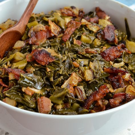 These Southern Collard Greens are slow simmered with bacon, onion, garlic, and seasonings to give it that fresh off the farm southern touch. Greens Dinner, How To Cook Collards, Collard Greens With Bacon, Southern Collard Greens, Collard Greens Recipe, Cream Gravy, Smothered Pork Chops, Mustard Greens, Collard Greens