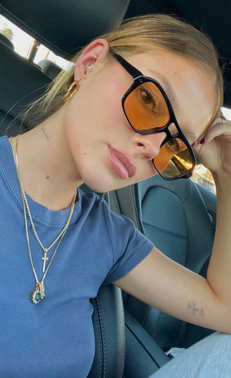 Kendall Jenner And Hailey Bieber, Aesthetic Sunglasses, Girl Outfit Ideas, Sunglasses Cute, Fine Shyt, Yellow Sunglasses, Sunglasses Outfit, Ideas Jewelry, Smart Glasses