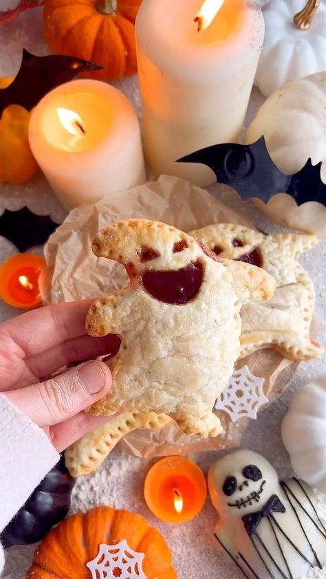 Oogie Boogie Food Ideas, Puff Pastry With Jam, Pastry With Jam, Marathon Snacks, Mr Oogie Boogie, Vegan Puff Pastry, Jam Raspberry, Oogie Boogie Man, Nightmare Before Christmas Movie