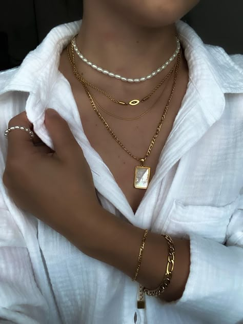 Outfit With Jewelry Ideas, Old Money Must Have, Money Accessories, Money Necklace, Jewellery Styling, Jewelry Pics, Golden Treasure, Money Girl, Pearl Collection