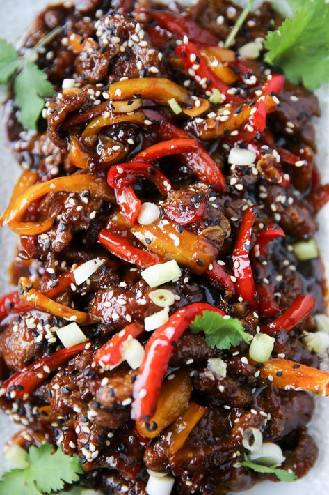 Ginger Beef Stir Fry - PaleOMG.com Keto Ginger Beef, Healthy Beef Stir Fry, Beef Stir Fry Healthy, Ginger Beef Stir Fry, Thai Beef Stir Fry, Stir Fry Healthy, Thailand Recipes, Fried Butter, Sesame Beef