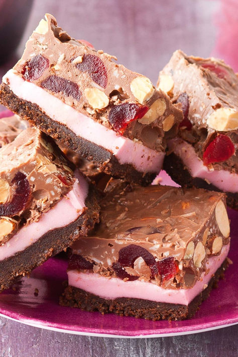 Rocky Road Slice Recipes, Slices Recipes Easy No Bake, Yum Yums Recipe Sweet Treats, Easy Slices Recipes, Sweet Slices Recipes, Easy Slice Recipes, Slices Recipes Easy, Best Rocky Road Recipe, Rocky Road Slice