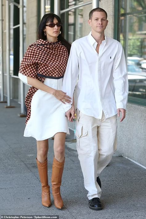 Cream Cargo Pants, Bella Hadid Outfits, Bella Hadid Style, Hadid Style, White Button Down Shirt, Modeling Career, Summer Chic, White Skirt, New York Street